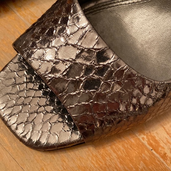 TAHARI Robin Silver Textured Leather Slingback Heels - Picture 3 of 12